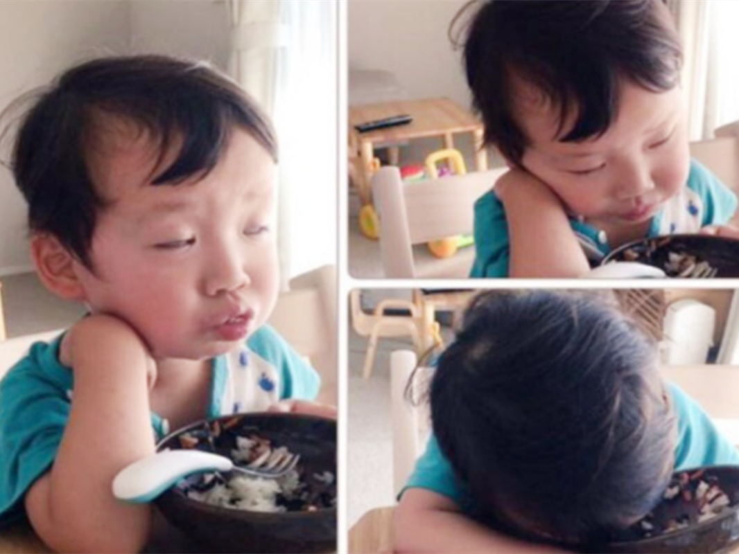 父母分享孩子“没电了”的照片“火了”，感慨：睡功是真强啊