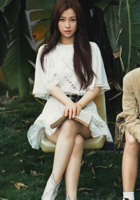 虞书欣这个“鱿鱼坐姿”够狠，双腿直接卷在一