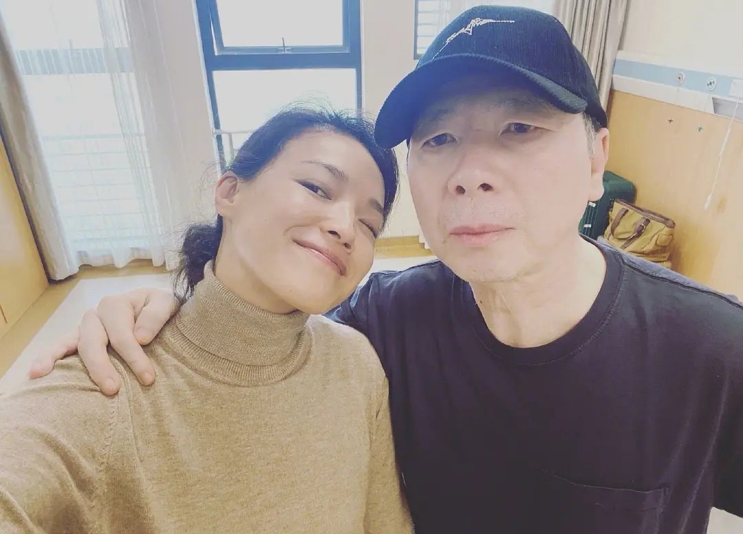 舒淇罕晒和冯小刚合影，在医院贴身搂肩太亲密，穿着不是一个季节