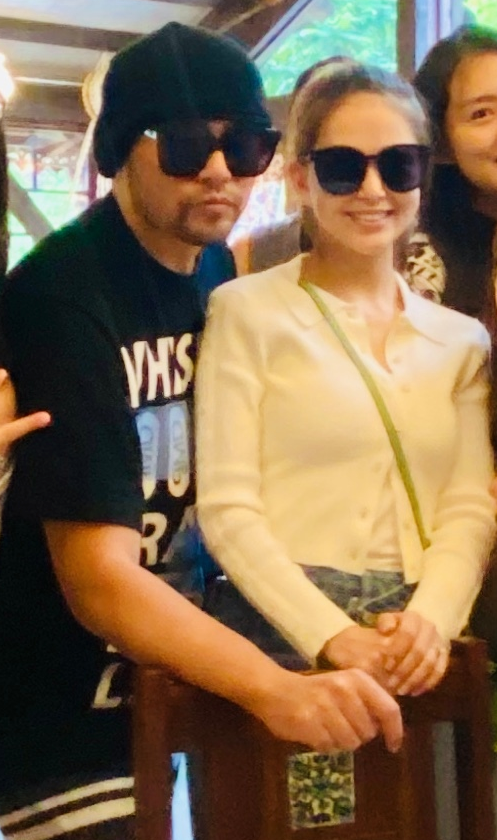 周杰伦昆凌为刘畊宏补过生日，夫妻俩戴墨镜秀恩爱，比寿星还抢镜