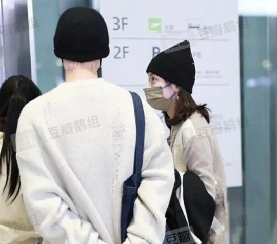 “乔英子”李庚希被曝恋情，男方是摇滚乐手，两人有多个同款配饰