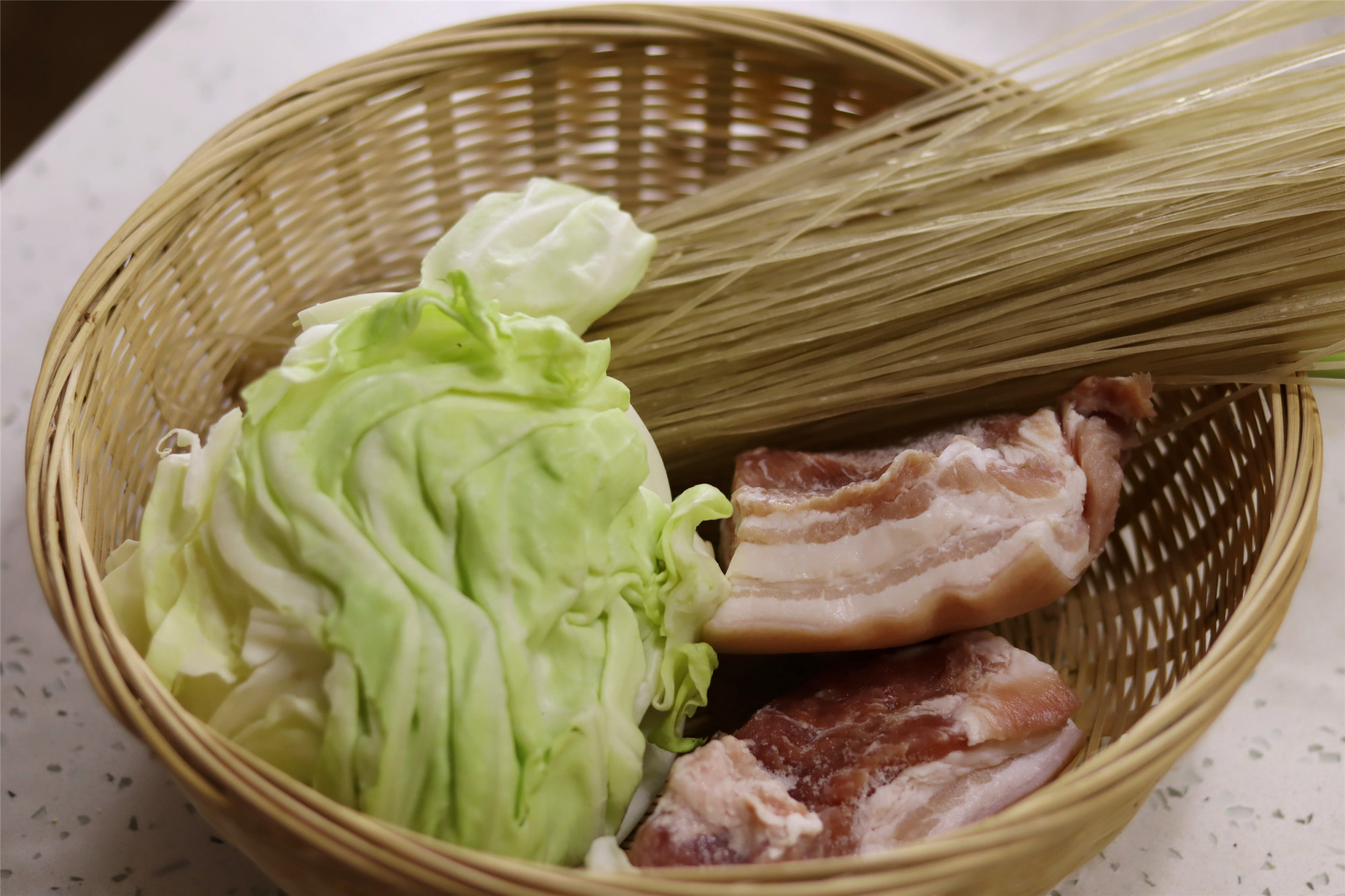 It’s late autumn, this is a pot of pork stewed vermicelli, the old Northeast practice, so delicious that there is no soup left