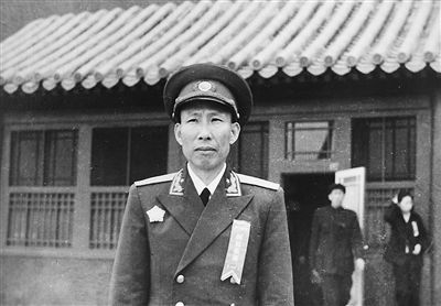 101岁的开国少将，曾下令活埋日军，建国后儿女却骑自行车结婚