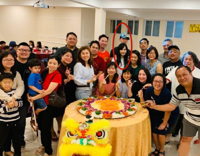 吳尊攜老婆參加同學會，41歲的他帥如當初，與同學合影像兩代人