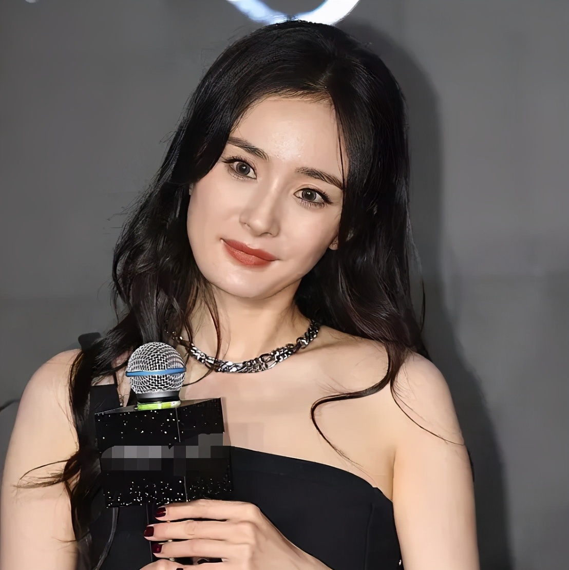 杨幂活动生图被扒，脸部岁月感明显，34岁还能卖少女感多久？