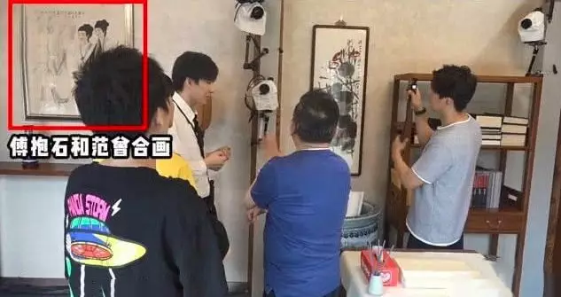 王刚北京四合院曝光,摆300年黄花梨桌子,网友:现实版和珅