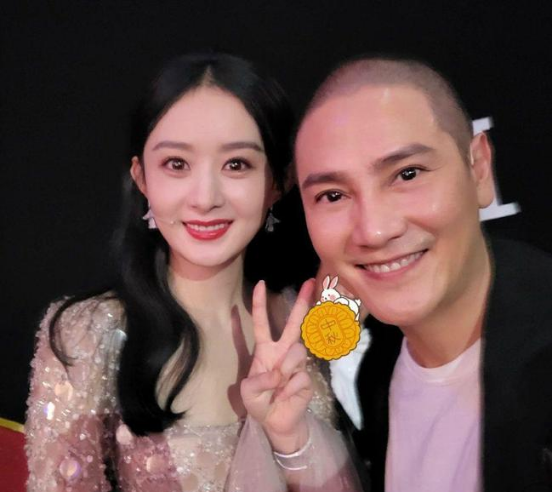 趙麗穎中秋晚會鏡頭僅三秒，與兒子視頻滿臉母愛，男演員追著合照