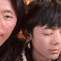 Does Tibetian boy explode overnight fire to turn over? Praise he is OK, hold in both hands kill be no good