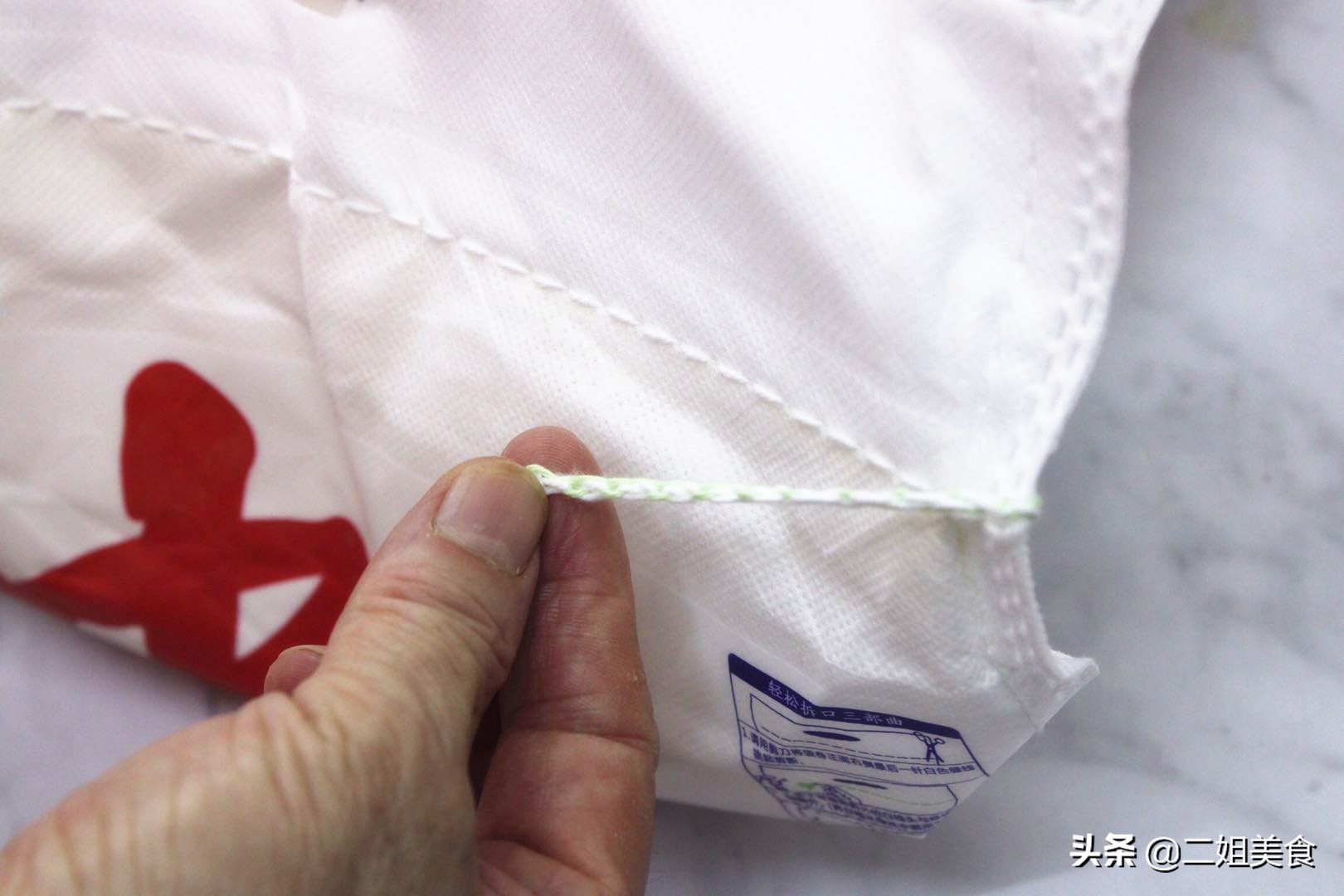 原来面袋子上有一个小机关，轻轻一拉就打开了，再不用生拉硬拽