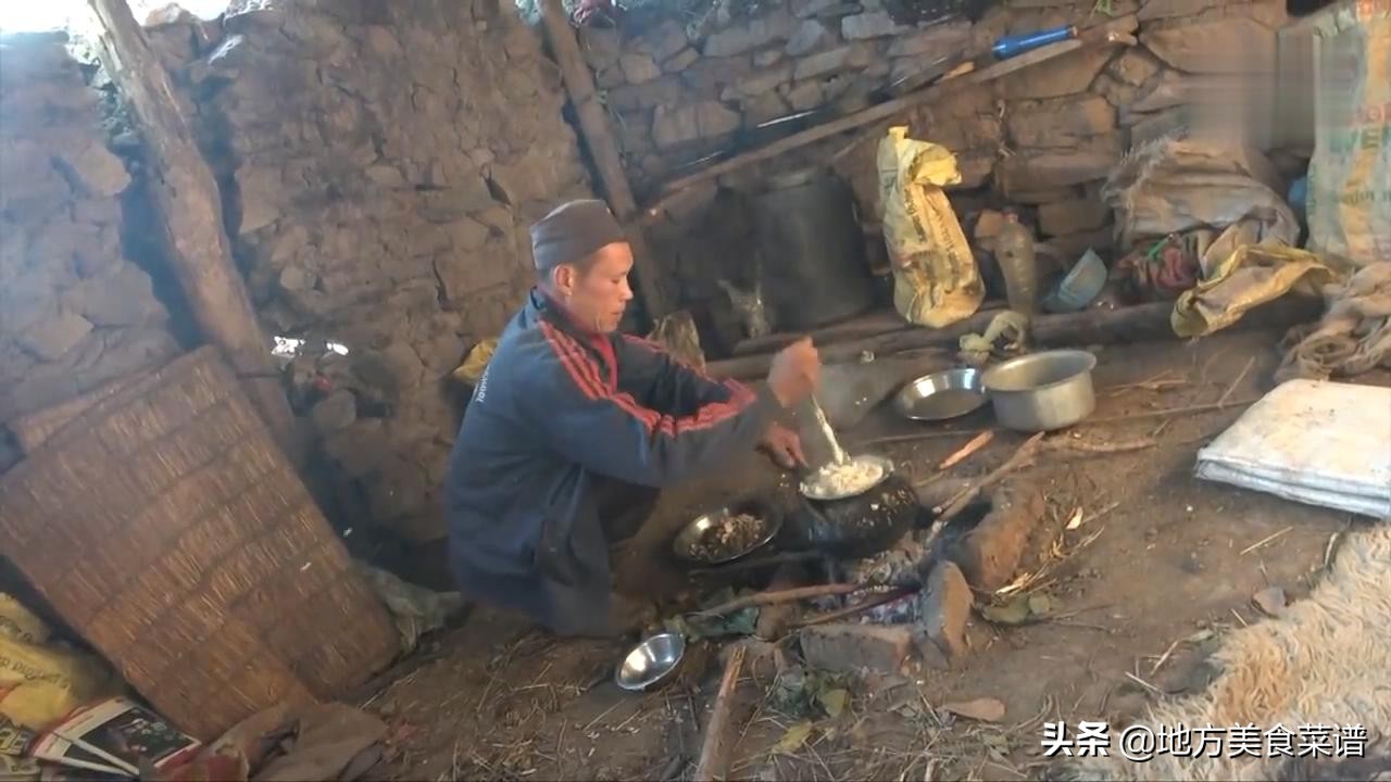 尼泊尔穷人的生活，炒菜用奶油，盐巴像石头，
