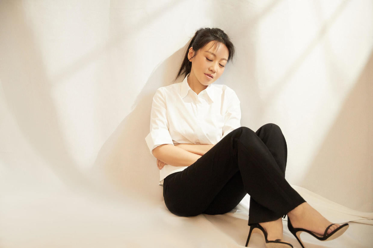 闫妮气场开挂，穿橘色上衣配黑色牛仔裤简约利