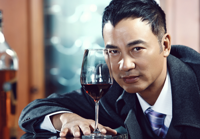 任達華15歲女兒發育太好，身高接近180，顏值超過名模媽媽