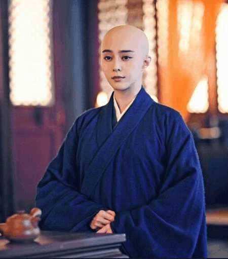 张馨予晒光头造型直冲热搜女神仗着高颜值真是无所畏惧啊