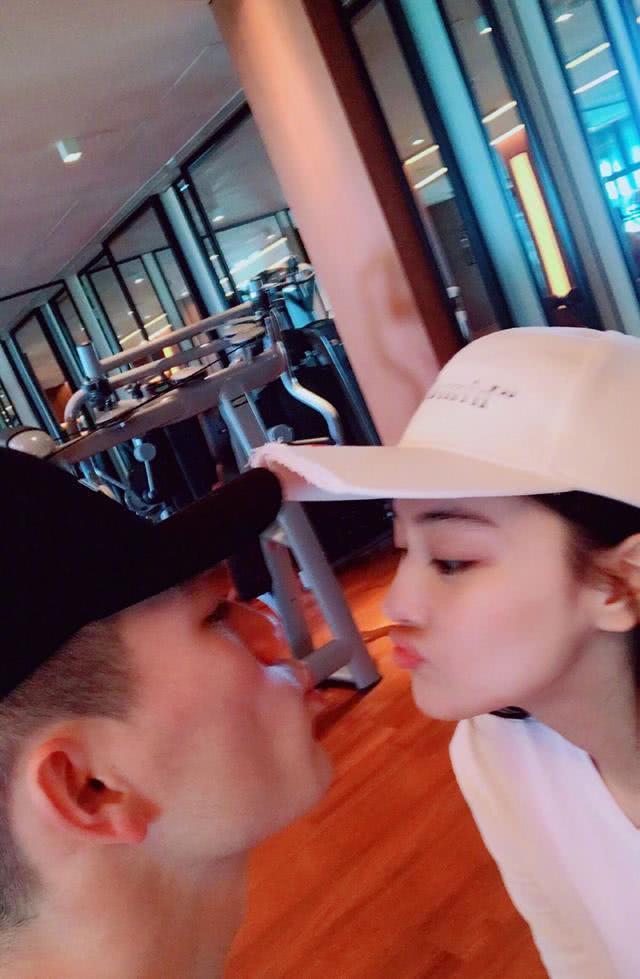 张馨予高调秀恩爱，首次公开何捷对她的家训：两口子不能分被子睡