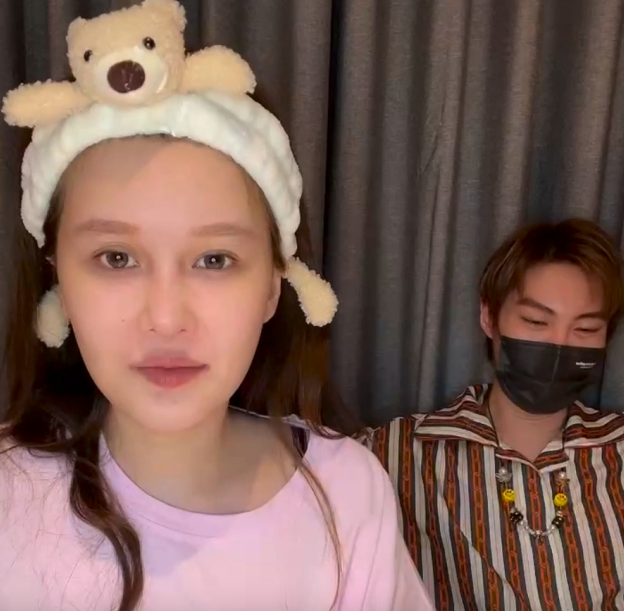 赵本山女儿怀孕了？走路托腰上台阶吃力，一个月前刚被求婚