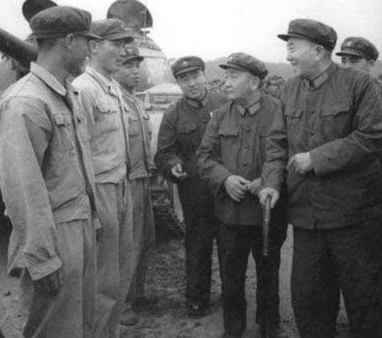 此开国中将活了102岁，晚年感叹：多亏主席的一碗牛肉，救了我