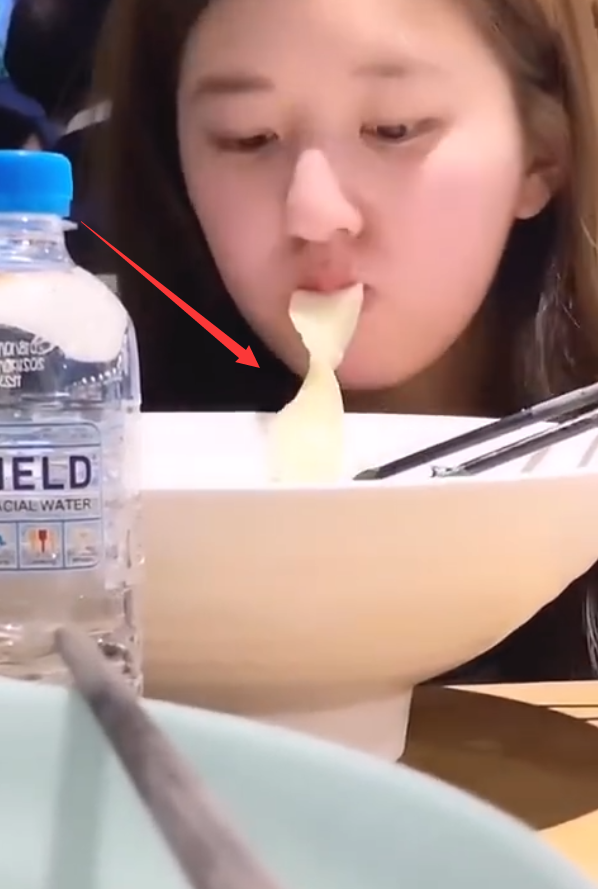 赵露思自称只吃一根宽面，当看清她碗的大小后，真当我傻啊？