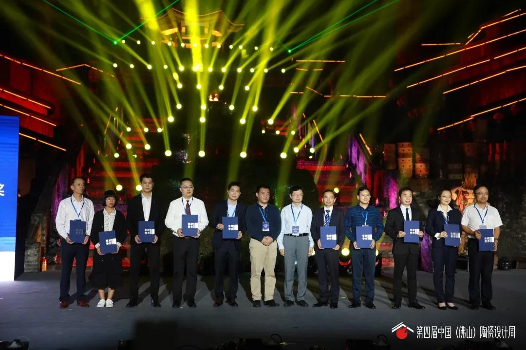 東鵬榮獲“2020年巖板制造企業(yè)綜合實(shí)力獎(jiǎng)”