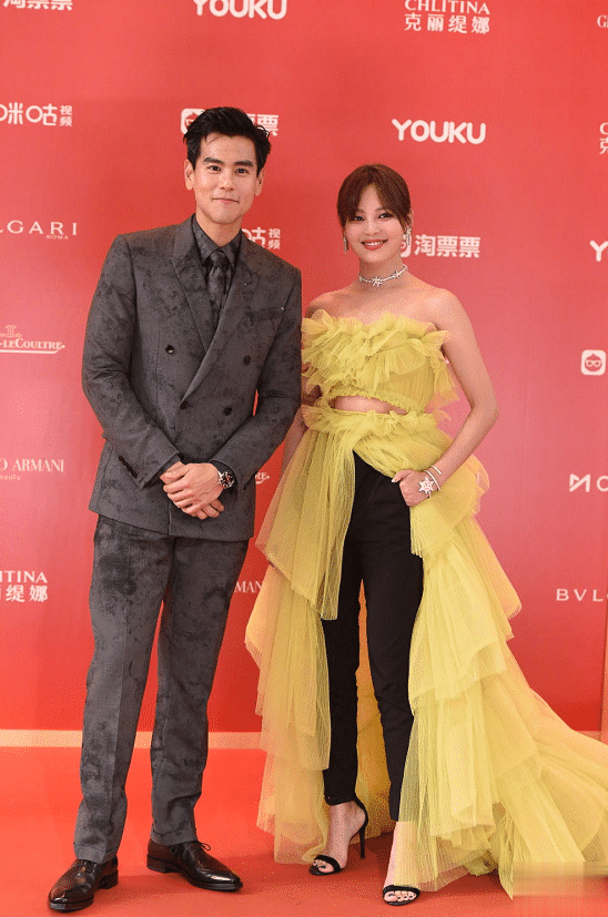 有种大胆叫辛芷蕾，“外裤内穿”还搂着彭于晏