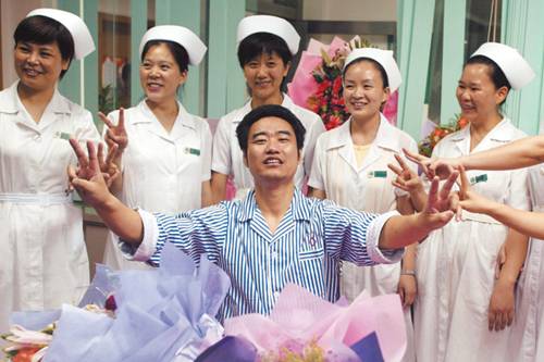 丛飞：一生救助183个贫困儿，和妻子双双早逝，留下年仅5岁的女儿
