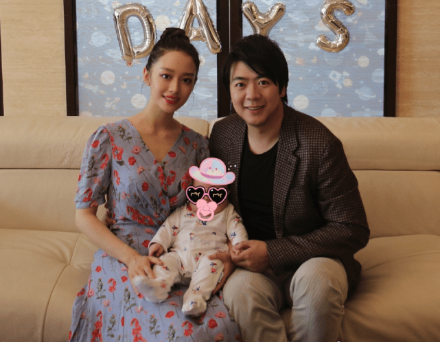 网友偶遇郎朗夫妇，郎朗抱小孩亲和力爆棚，吉娜瘦出排骨胸