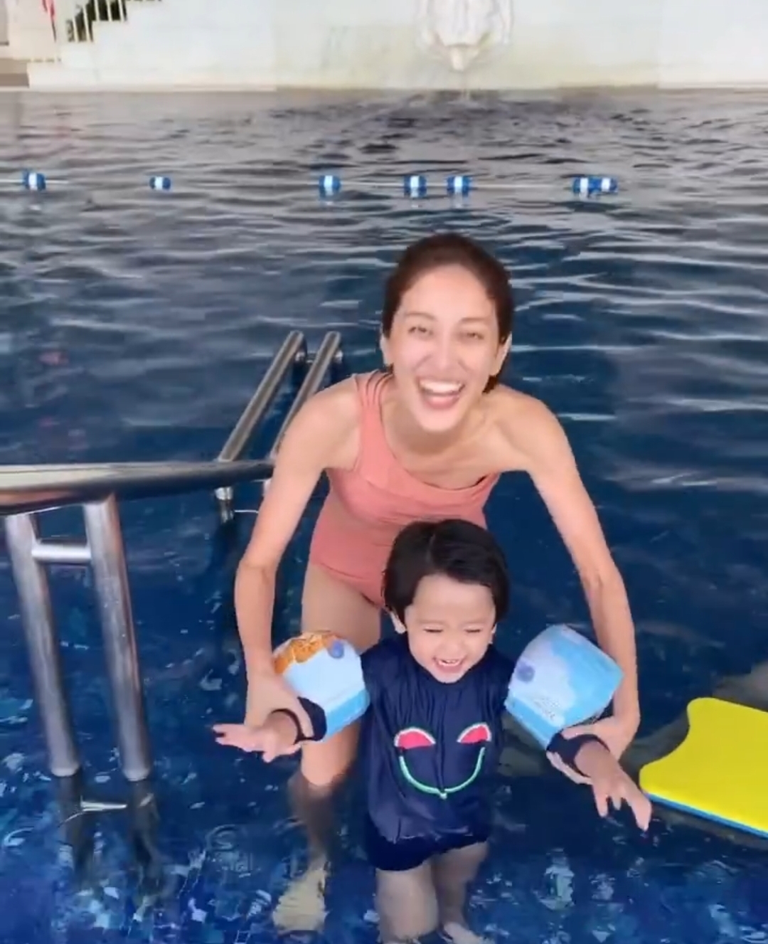 郑嘉颖小22岁娇妻陈凯琳晒生活日常庆生，一家四口泳池玩水超幸福