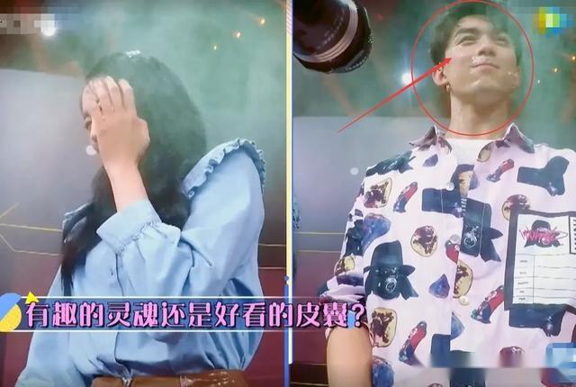 吴磊质疑被喷水量多，谁注意被喷时关晓彤举动