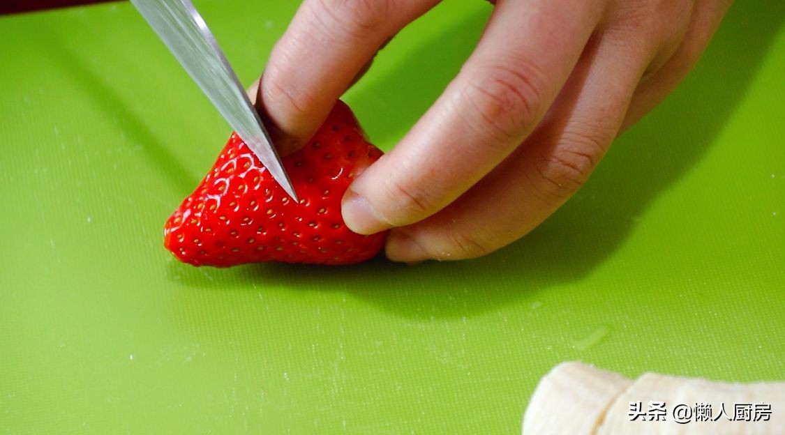 做糖葫蘆時，注意2點，做出來的糖葫蘆不黏牙，不粘手，不反沙