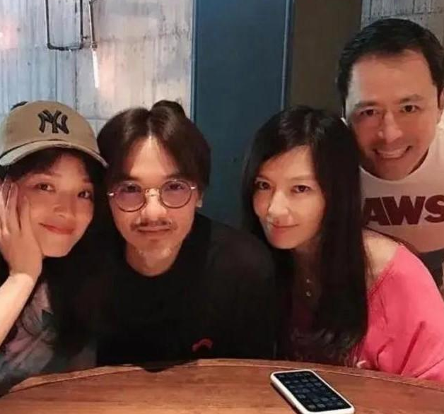 舒淇冯德伦难得秀恩爱，和朋友吃火锅喝茅台，