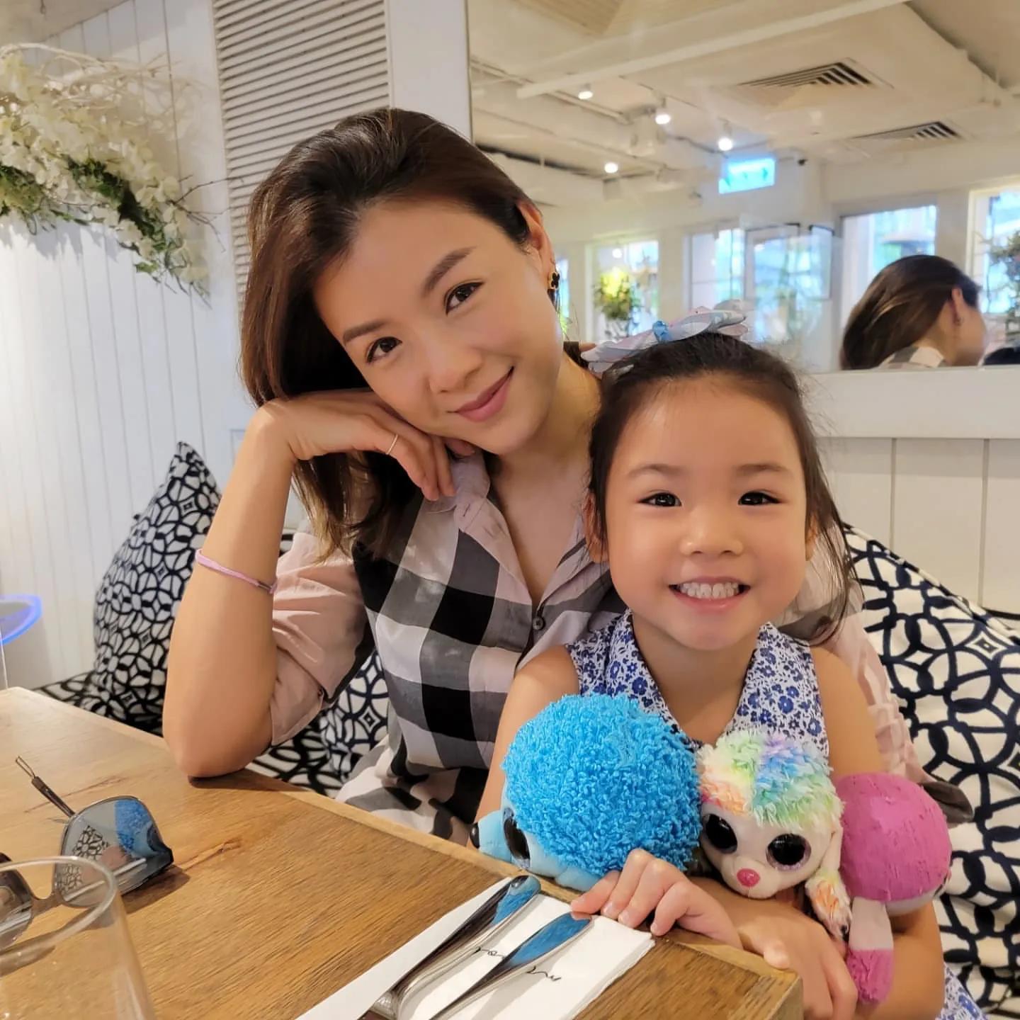 陈茵媺一家五口周末聚餐欢乐多，和陈豪合照突然尴尬，画风太可爱