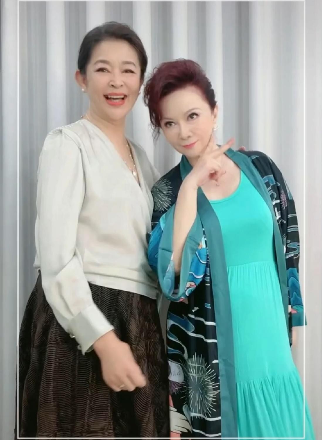 62岁倪萍与蔡明同框，颈纹稍显老态但气质超优雅，姐妹互动太有爱