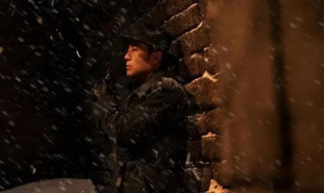 于和伟：50岁大红视帝，曾和小14岁女星传绯闻，结发妻子也是演员