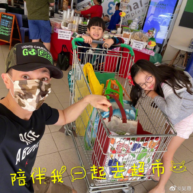 吴尊10岁女儿做亲子装，neinei戴眼镜认真染色，一家人逛街超拉风