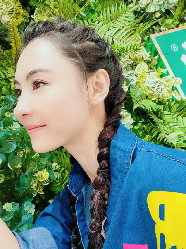 張柏芝元氣寫真，著修身運動裝扎高馬尾，身材絕美少女感十足