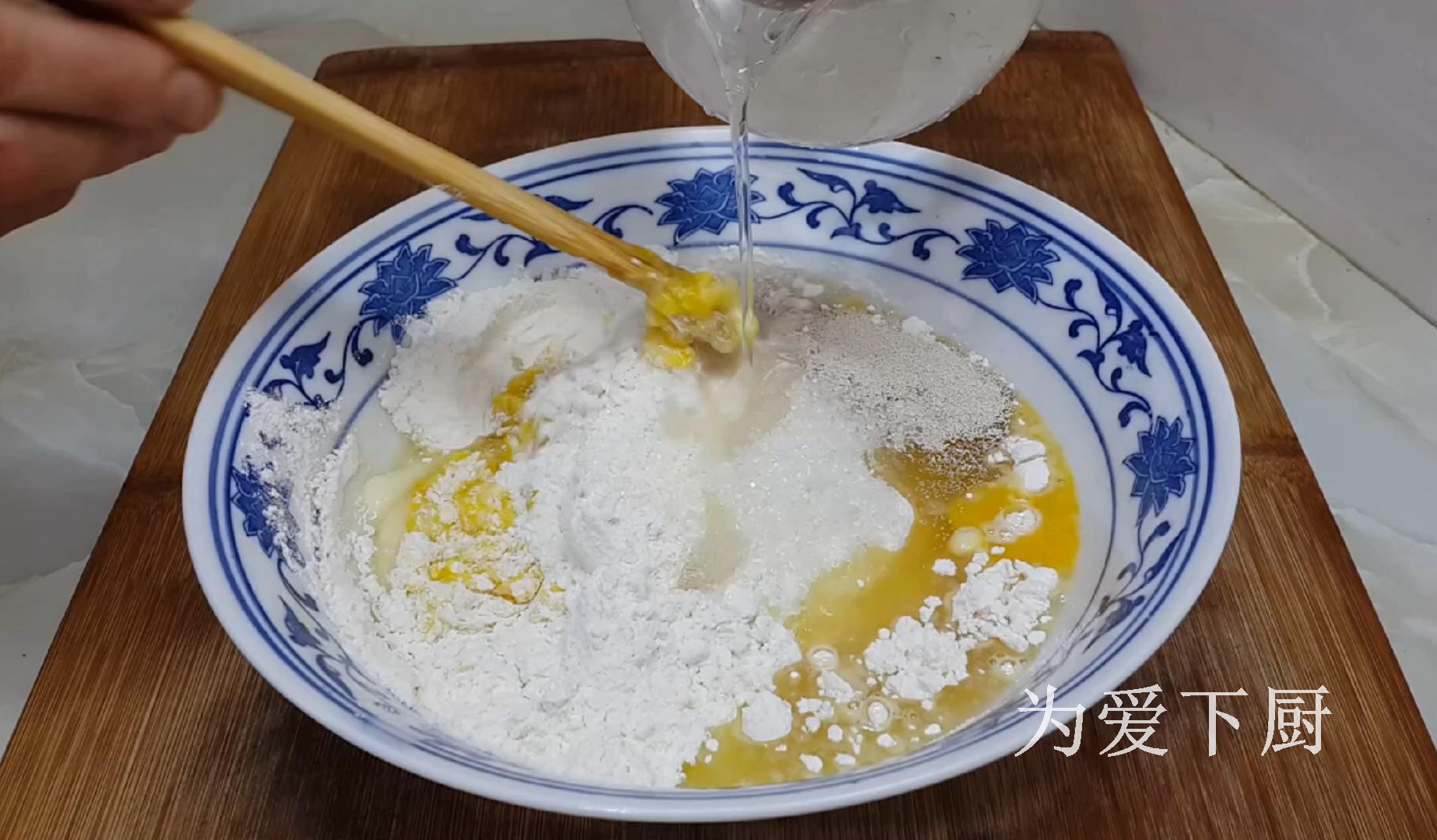 零食这样做才简单，加2个鸡蛋，外焦里软又香甜，比面包油条好吃