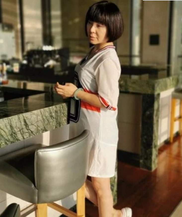 晒豪宅却被骂骗前夫的钱，52岁陈红回应，一句话