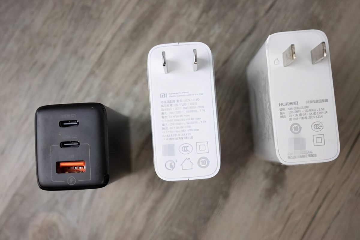 新氮化镓充电器65W极速体验，网友：小米10半小时充满电了