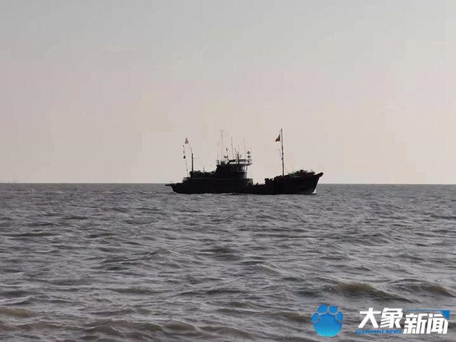河北唐山海域渔船翻扣，5名船工失联，幸存船主：遭受“海霸”袭击