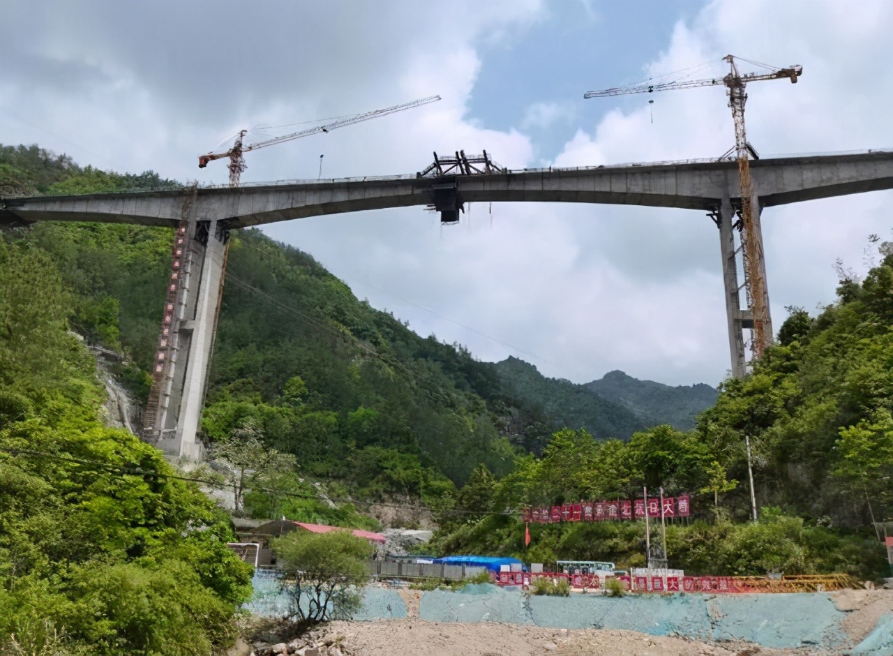 浙江建一大桥，是一个百亿项目的重要支撑，预计5月底达通车条件