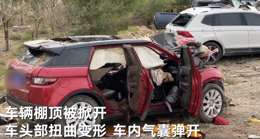 于月仙乘坐车辆车顶被掀开，交警称于月仙坐副驾驶后方位置，车上四人均系了安全带