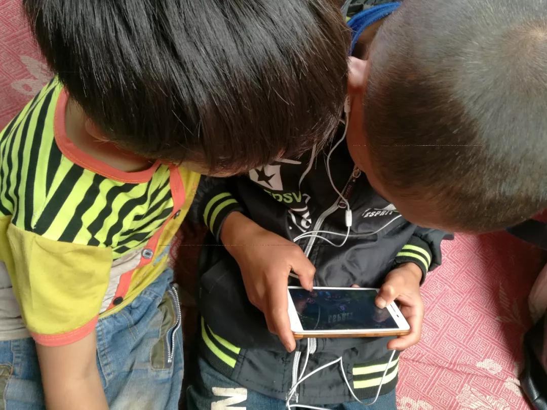 农村孩子，正成批地被手机游戏废掉