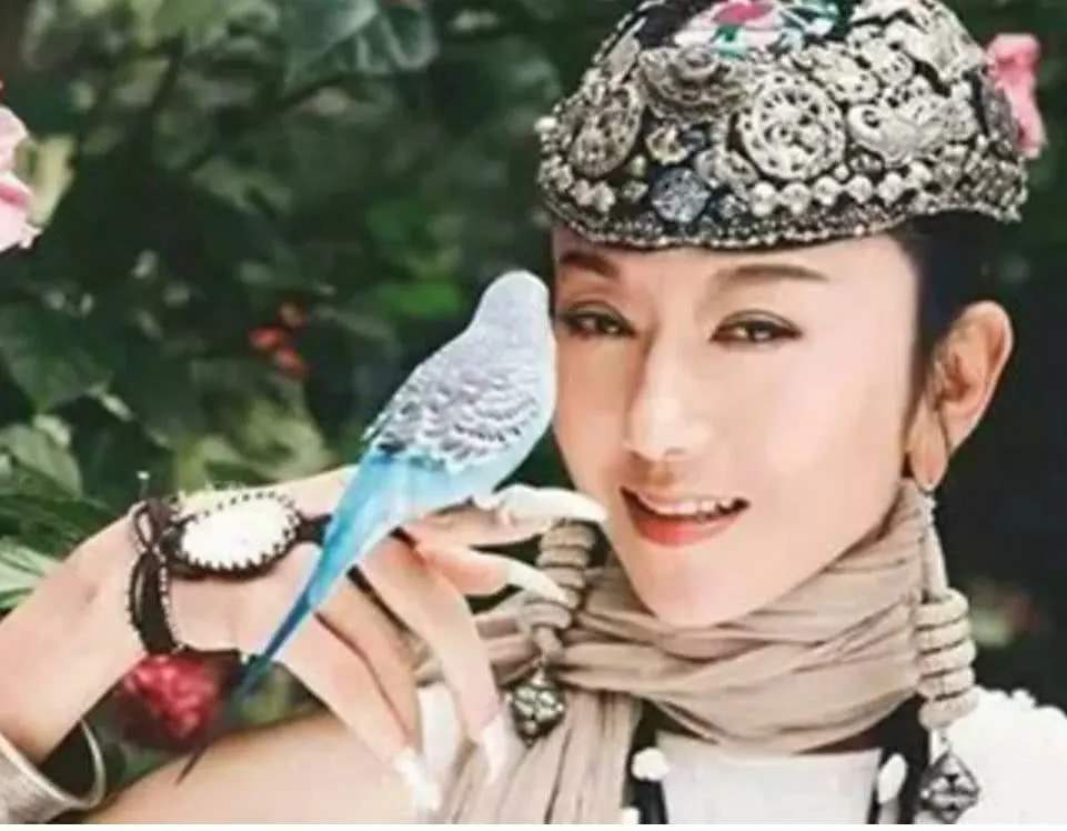 杨丽萍10年都没摘帽子，本以为是装饰，摘下帽子那一刻终于懂了！