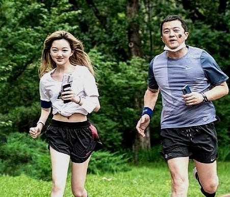 李亚鹏亲吻李嫣大腿惹争议，本尊回应：女儿脚趾头都是臭香臭香的