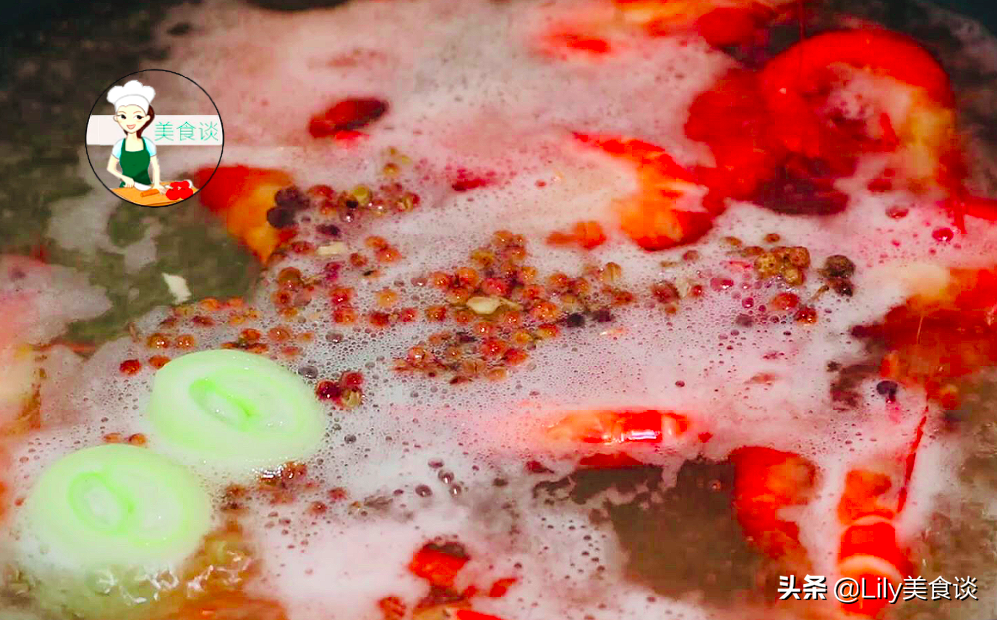 煮白灼蝦時，沸水下鍋就錯了，大廚教你一招，蝦肉鮮嫩多汁又不腥