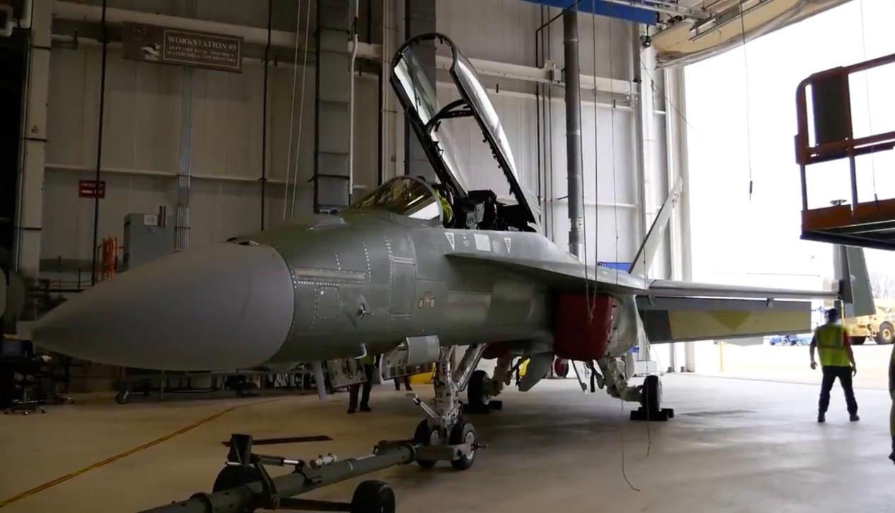 终极大黄蜂！美军再获新型舰载机，某些方面比