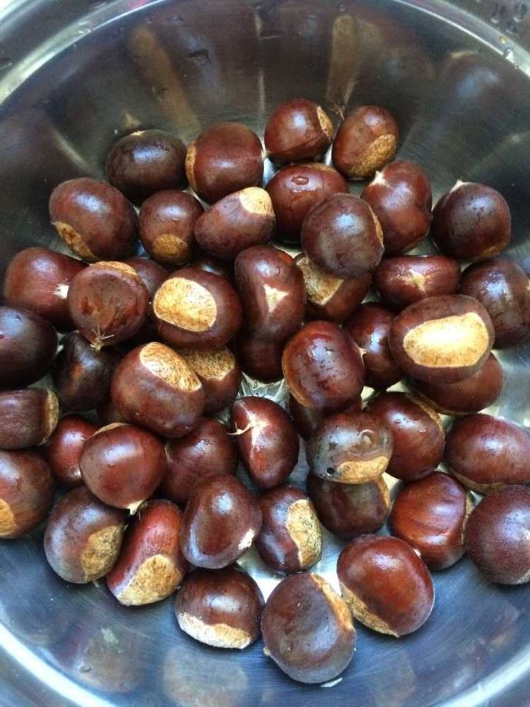 Preserving chestnuts, some people will freeze them directly, and some ...