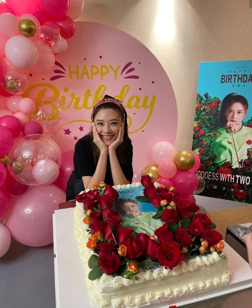 陈小春妻子庆生照，双手捧脸穿T恤皮肤白，小儿子穿兄弟装也出镜