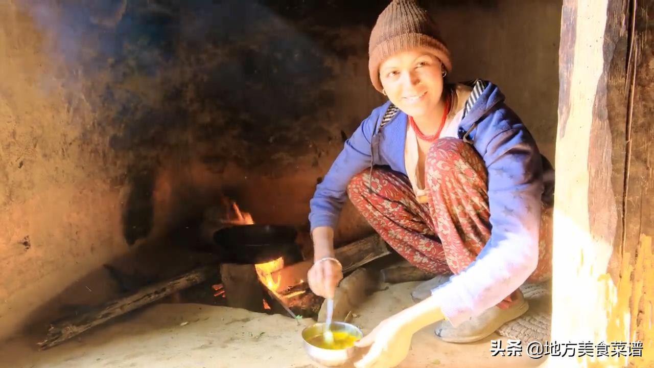 尼泊尔山区年轻妈妈用煎鸡蛋招待我，她曾经在中餐厅打过工