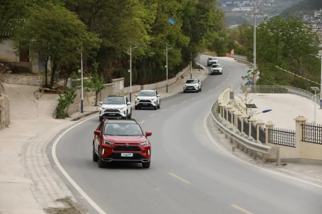 诗与远方的绿色旅行，一汽丰田RAV4荣放双擎E+能满足几个需求？