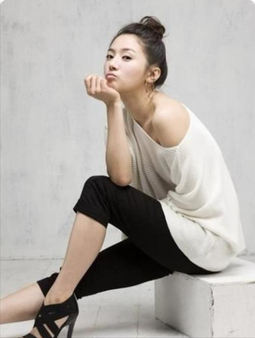 Actress Liu Hana lay on her father-in-law's lap and caused controversy ...